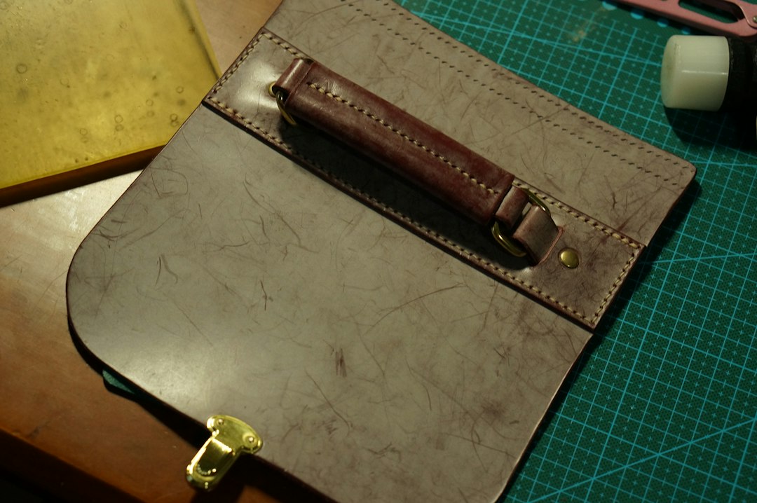 Cuir ou toile enduite : quelle matière pour coudre son premier sac ?